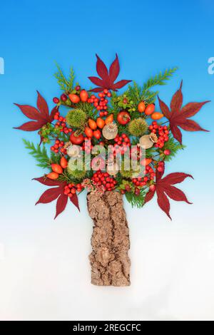 Surreales Herbst Thanksgiving abstraktes Baumdesign mit Blättern, Beerenfrüchten und Nüssen auf abgestuftem blauem Hintergrund. Stockfoto