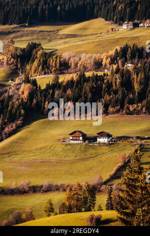 Häuser auf einem Berg bei Sonnenuntergang in Santa Magdalena Dolomiten Tirol Italien Stockfoto