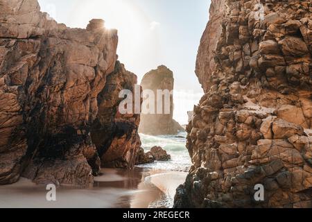 Praia da Ursa Strand im Sintra-Cascais Naturpark in Portugal bei Sonnenuntergang Stockfoto