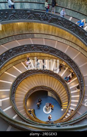 Rom, Italien - 27. November 2022: Bramante Treppe, eine Wendeltreppe mit Doppelspirale im Vatikanischen Museum Stockfoto