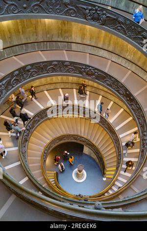 Rom, Italien - 27. November 2022: Bramante Treppe, eine Wendeltreppe mit Doppelspirale im Vatikanischen Museum Stockfoto