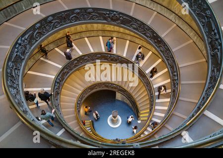 Rom, Italien - 27. November 2022: Bramante Treppe, eine Wendeltreppe mit Doppelspirale im Vatikanischen Museum Stockfoto