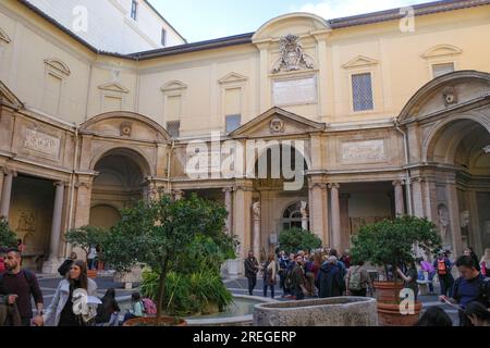 Rom, Italien - 27. November 2022: Cortile Ottagono, Innenhof des Palastes Belvedere. Vatikanische Museen Stockfoto