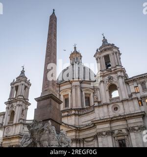 Rom, Italien - 26. November 2022: Piazza Navona und die Kirche Saint Agnese in Agone Stockfoto