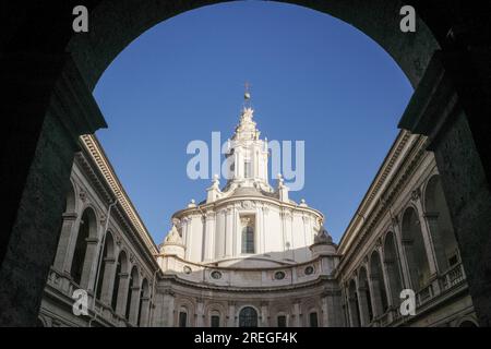 Rom, Italien - 26. November 2022: Palazzo della Sapienza und die Kirche Saint Yves Stockfoto