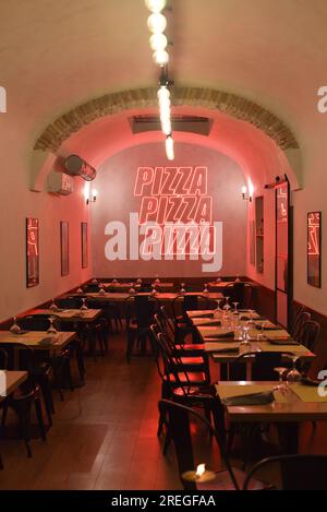 Rom, Italien - 27. November 2022: Neon Pizza Beschilderung in einem italienischen Restaurant Stockfoto