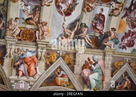 Rom, Italien - 27. November 2022: Das ikonische Bild der Hand Gottes, die Adam das Leben schenkt. Sixtinische Kapelle, Vatikanische Museen Stockfoto