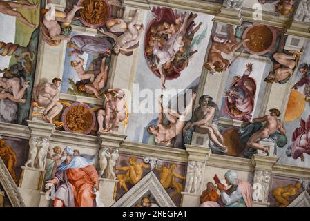 Rom, Italien - 27. November 2022: Das ikonische Bild der Hand Gottes, die Adam das Leben schenkt. Sixtinische Kapelle, Vatikanische Museen Stockfoto