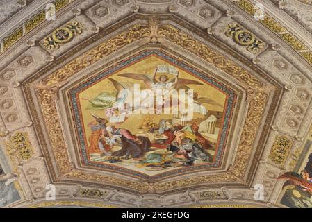 Rom, Italien - 26. November 2022: Galleria degli Arazzi (Wandteppichgalerie), Vatikanische Museen, Vatikanstadt Stockfoto