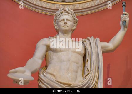 Rom, Italien - 27. November 2022: Skulpturen und Kuppelsäulen im Runden Saal, Pio Clementino Museum, Vatikanische Museen Stockfoto