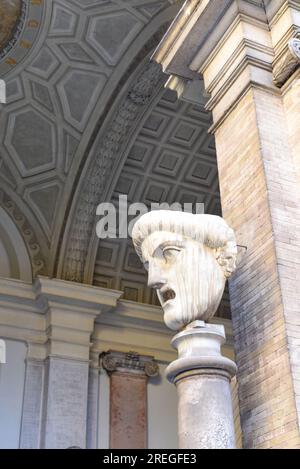 Rom, Italien - 27. November 2022: Skulpturen und Kuppelsäulen im Runden Saal, Pio Clementino Museum, Vatikanische Museen Stockfoto