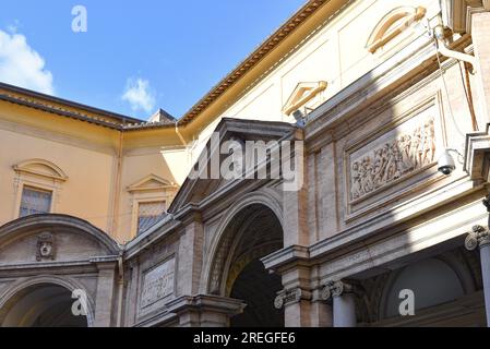 Rom, Italien - 27. November 2022: Cortile Ottagono, Innenhof des Palastes Belvedere. Vatikanische Museen Stockfoto