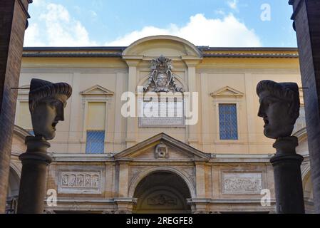 Rom, Italien - 27. November 2022: Cortile Ottagono, Innenhof des Palastes Belvedere. Vatikanische Museen Stockfoto