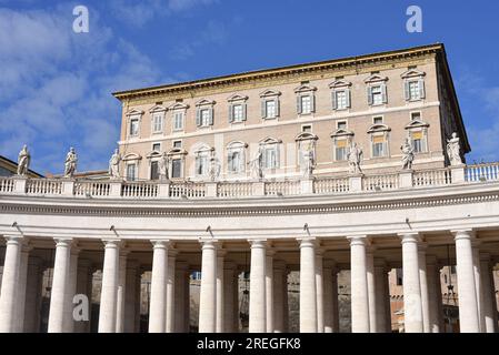 Rom, Italien - 27. November 2022: Balkons der päpstlichen Apartments am Petersplatz, Vatikanstadt Stockfoto