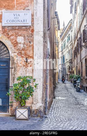 Rom, Italien - 27. November 2022: Architektur in den Seitenstraßen Roms Stockfoto