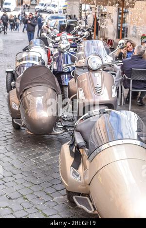 Rom, Italien - 27. November 2022: Klassische italienische Motorroller im Vespa-Museum in Rom Stockfoto