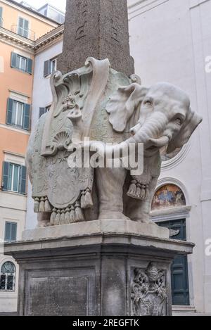 Rom, Italien - 26. November 2022: Der Elefant und Obelisk von Minerva (Obelisco della Minerva), in der Nähe des Pantheons in Rom Stockfoto