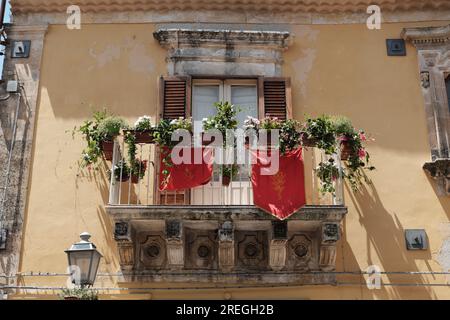 barocker Balkon des Palazzo Pizzo mit dem Gonfalon von San Paolo Apostolo im Palazzolo Acreide, Sizilien, Italien Stockfoto