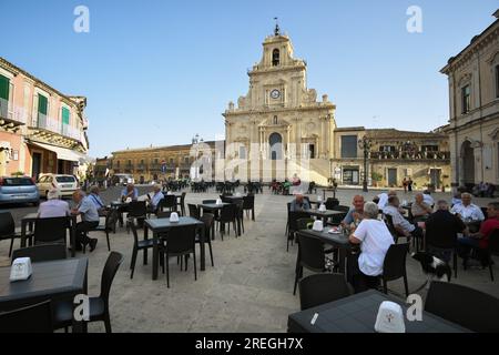 Die Basilika San Sebastiano dominiert den großen Platz der Piazza del Popolo im Palazzolo Acreide, Sizilien, Italien Stockfoto