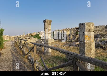 Kolonnadenruinen im Schloss Palazzolo Acreide, Sizilien, Italien Stockfoto