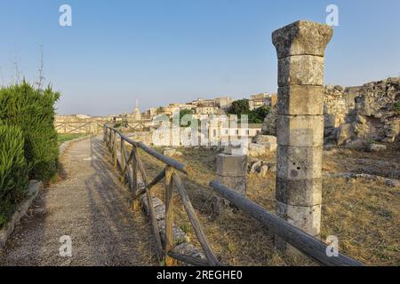 Kolonnadenruinen im Schloss Palazzolo Acreide, Sizilien, Italien Stockfoto