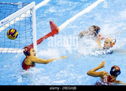 FUKUOKA - 28/07/2023, Brigitte Sleeking in Aktion gegen Martina Terre während des Wasserpolo Frauen-Finales Niederlande - Spanien am sechsten Tag der Schwimmweltmeisterschaft in Japan. ANP KOEN VAN WEEL niederlande raus - belgien raus Stockfoto