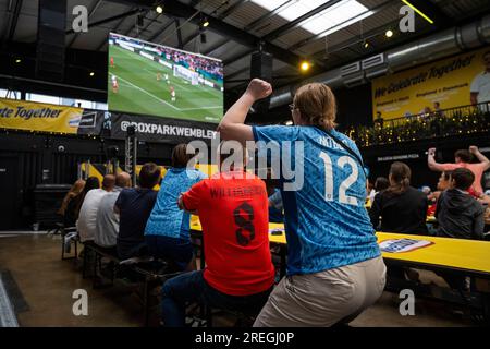 London, Großbritannien. 28. Juli 2023 Fans im BOXPARK in Wembley Park feiern Englands erstes Tor und sehen die Live-Übertragung von England gegen Dänemark bei der FIFA Women's World Cup 2023, die in Australien und Neuseeland stattfindet. Kredit: Stephen Chung / Alamy Live News Stockfoto