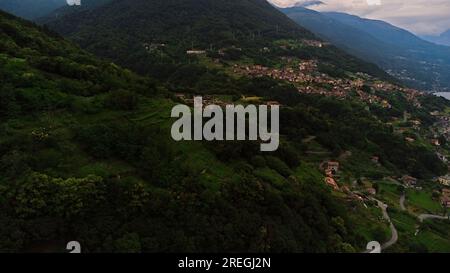 Wunderschöner Blick aus der Vogelperspektive auf den Comer See in Norditalien. Stockfoto