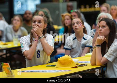 London, Großbritannien. 28. Juli 2023 Fans im BOXPARK in Wembley Park sehen die Live-Übertragung von England gegen Dänemark bei der FIFA Women’s World Cup 2023, die in Australien und Neuseeland stattfindet. Kredit: Stephen Chung / Alamy Live News Stockfoto