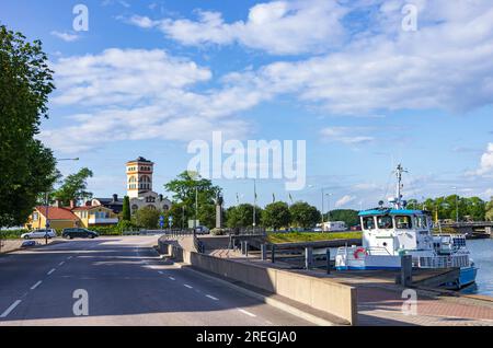 Maritimes Ambiente im Stadthafen mit Blick auf das warme Badehaus Västervik, Smaland, Kalmar län, Schweden. Stockfoto