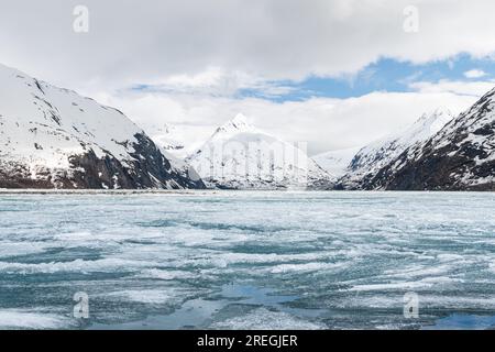 Eisdecken über dem Portage Lake, vom Begich Boggs Visitor Center mit Bard Peak in der Ferne Stockfoto