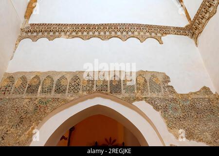 Details der Mudéjar-Fliesen aus dem Museum von Sahagún. Das Innere des Sanctuary of the Pilgrims (Santuario de la Peregrina) befindet sich am Stadtrand Stockfoto