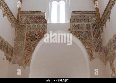 Details der Mudéjar-Fliesen aus dem Museum von Sahagún. Das Innere des Sanctuary of the Pilgrims (Santuario de la Peregrina) befindet sich am Stadtrand Stockfoto