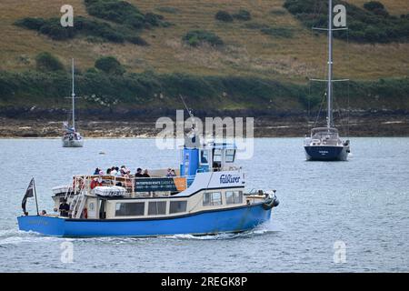 ST. MAWES FÄHRE UND BOOTE UND YACHTEN AUF DEM ROSELAND IN FALMOUTH BAY Stockfoto