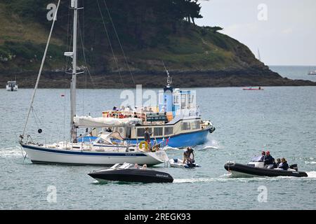 ST. MAWES FÄHRE UND BOOTE UND YACHTEN AUF DEM ROSELAND IN FALMOUTH BAY Stockfoto