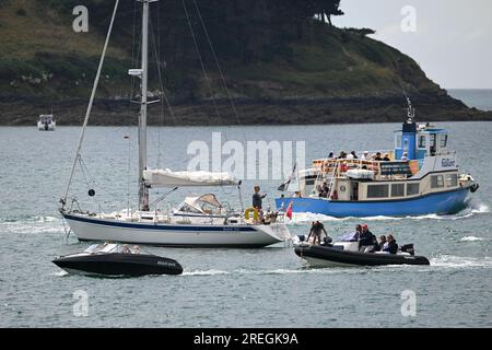 ST. MAWES FÄHRE UND BOOTE UND YACHTEN AUF DEM ROSELAND IN FALMOUTH BAY Stockfoto