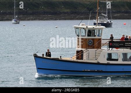 ST. MAWES FÄHRE UND BOOTE UND YACHTEN AUF DEM ROSELAND IN FALMOUTH BAY Stockfoto