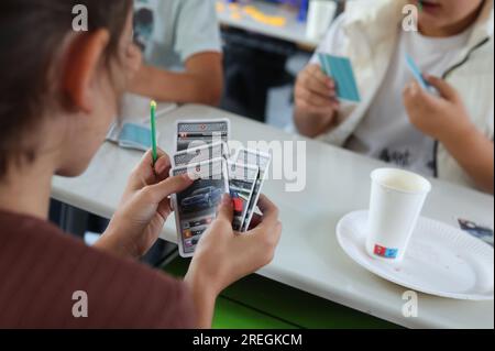 Kaufbeuren, Deutschland. 28. Juli 2023. Schüler der 4b. Klasse einer Grund- und Mittelschule spielen Karten in der letzten Stunde vor den Sommerferien. Kredit: Karl-Josef Hildenbrand/dpa/Alamy Live News Stockfoto