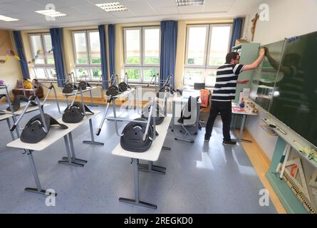 Kaufbeuren, Deutschland. 28. Juli 2023. Ein Klassenlehrer der 4b. Klasse einer Grund- und Mittelschule wischte die Tafel nach der letzten Stunde vor den Sommerferien. Kredit: Karl-Josef Hildenbrand/dpa/Alamy Live News Stockfoto