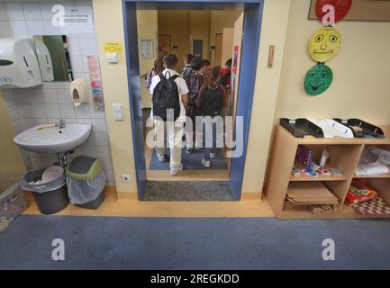 Kaufbeuren, Deutschland. 28. Juli 2023. Schüler der Klasse 4b einer Grund- und Mittelschule verlassen den Klassenraum nach der letzten Stunde vor den Sommerferien. Kredit: Karl-Josef Hildenbrand/dpa/Alamy Live News Stockfoto