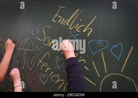 Kaufbeuren, Deutschland. 28. Juli 2023. Schüler der Klasse 4b einer Grund- und Mittelschule bemalen ihre Tafel mit sommerlichen Motiven während der letzten Stunde vor den Sommerferien. Kredit: Karl-Josef Hildenbrand/dpa/Alamy Live News Stockfoto