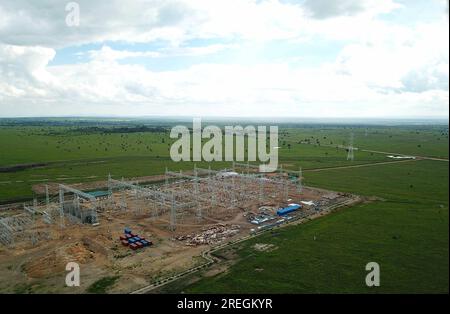 (230728) -- MACHAKOS, 28. Juli 2023 (Xinhua) -- Dieses Luftfoto, das am 5. Mai 2023 aufgenommen wurde, zeigt einen Blick auf die Baustelle des Transformator-Umspannwerks Konza in Machakos County, Kenia. David Maina Kamore, 32, ist Elektroingenieur, ein Beruf, von dem er seit seiner Kindheit geträumt hatte, im Umspannwerk Konza. 2009 ging er nach China und studierte ein Jahr lang Chinesisch an der Universität für Wissenschaft und Technologie Huazhong, bevor er an der Universität Chang'an den Hauptfach Elektrotechnik und Automatisierung studierte. David hatte 2014 einen Bachelor-Abschluss in Ingenieurwissenschaften und legte das, was er tat Stockfoto