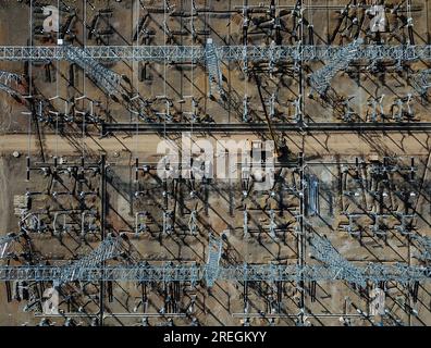(230728) -- MACHAKOS, 28. Juli 2023 (Xinhua) -- Dieses Luftfoto, das am 12. Juni 2023 aufgenommen wurde, zeigt einen Blick auf die Baustelle des Umspannwerks Konza in Machakos County, Kenia. David Maina Kamore, 32, ist Elektroingenieur, ein Beruf, von dem er seit seiner Kindheit geträumt hatte, im Umspannwerk Konza. 2009 ging er nach China und studierte ein Jahr lang Chinesisch an der Universität für Wissenschaft und Technologie Huazhong, bevor er an der Universität Chang'an den Hauptfach Elektrotechnik und Automatisierung studierte. Nach seinem Abschluss mit einem Bachelor in Ingenieurwissenschaften im Jahr 2014 hat David Stockfoto