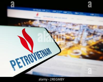 Mobiltelefon mit Logo des Öl- und Gasunternehmens PetroVietnam (PVN) auf dem Bildschirm vor der Business-Website. Fokus auf die Mitte rechts des Telefondisplays. Stockfoto