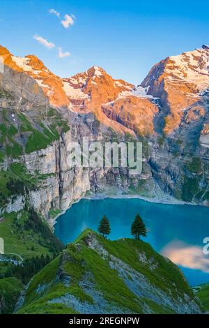 Der Sonnenuntergang auf dem Oeschinensee aus der Vogelperspektive. Kandersteg, Berner Oberland, Frutigen-Niedersimmental, Kanton Bern, Schweiz. Stockfoto