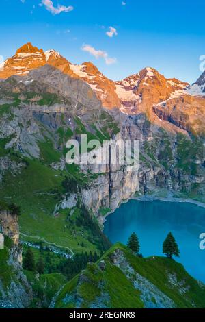 Der Sonnenuntergang auf dem Oeschinensee aus der Vogelperspektive. Kandersteg, Berner Oberland, Frutigen-Niedersimmental, Kanton Bern, Schweiz. Stockfoto