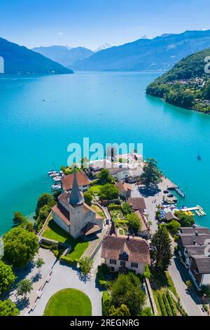 Luftaufnahme von Schloss Spiez und Thunersee im Sommer. Berner Oberland, Verwaltungsbezirk Frutigen-Niedersimmental, Kanton Bern, Schweiz. Stockfoto
