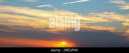 Dunkelorange Farben bilden sich, wenn die Sonne über der Bucht vor der Küste von Long Island New York untergeht. Stockfoto