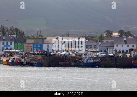 Portmagee, Halbinsel Iveragh, von Valentia Island aus gesehen, August. Stockfoto