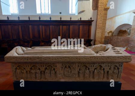 Gotik, Grab aus dem 13. Jahrhundert. Das Innere der Kirche San Tirso. Die Kirche wurde im 12. Jahrhundert in der historischen Stadt Sahagun, Spanien, erbaut. Das ist es Stockfoto